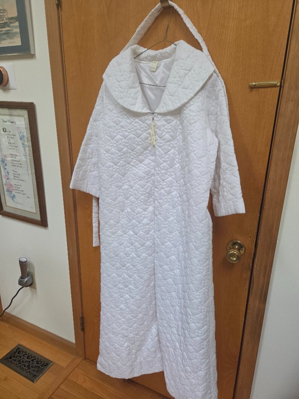 vintage long white beautiful quilted robe with shawl collar& tassel zipper pull
